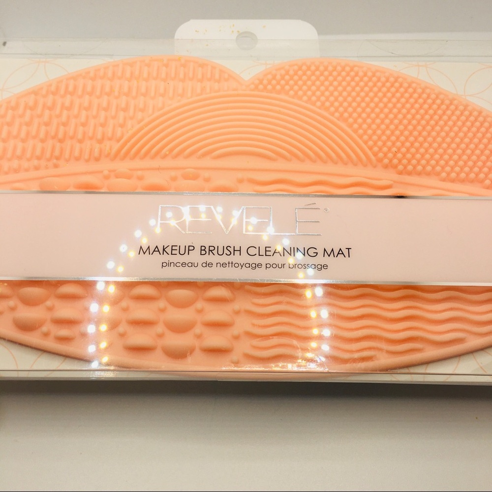 MAKEUP CLEANING BRUSH MAT IN PEACH! LIPS!
